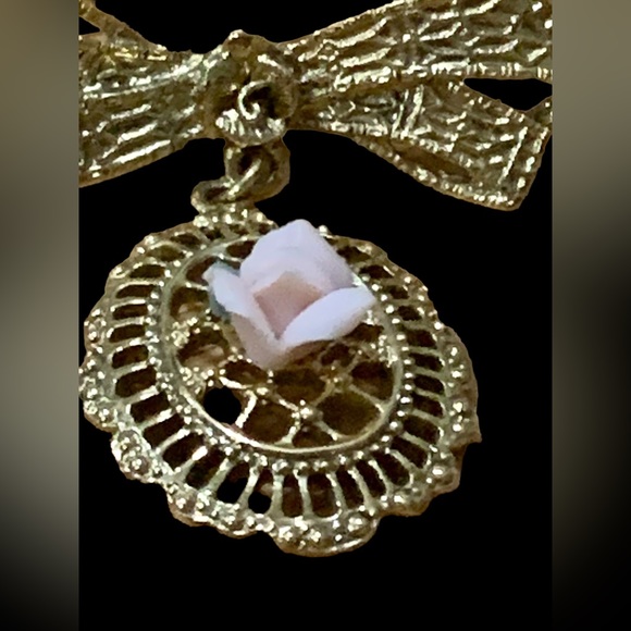 Vintage Brooch Pin Gold-Tone Ribbon with Porcelain Rose Dangling on a Pendant - Picture 2 of 6